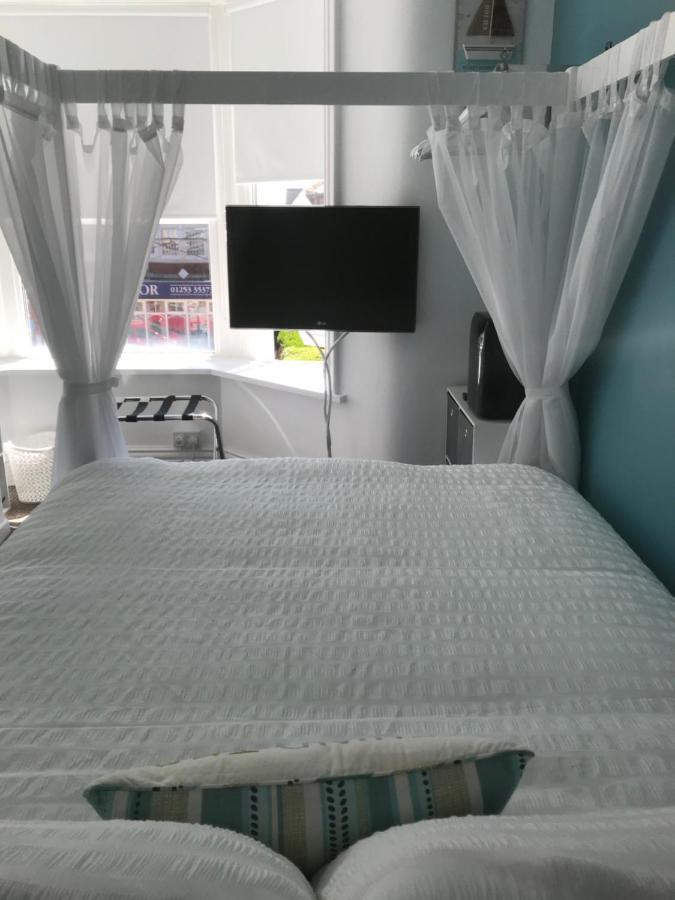 Number 40 - No Multiple Room Bookings Blackpool Bagian luar foto