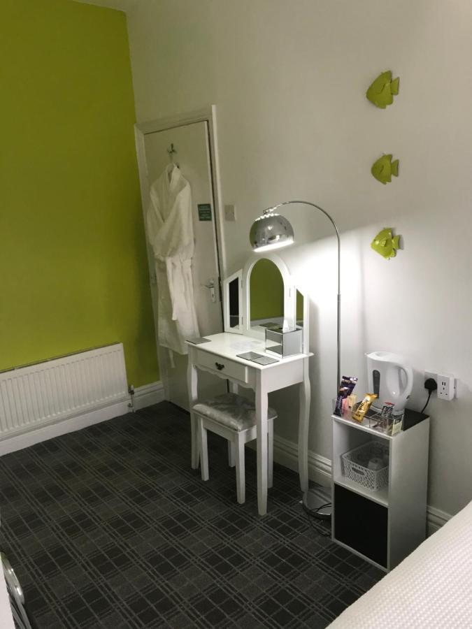 Number 40 - No Multiple Room Bookings Blackpool Bagian luar foto