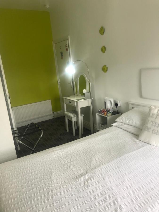 Number 40 - No Multiple Room Bookings Blackpool Bagian luar foto